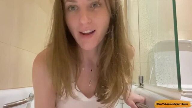 Послушная итальянка показала свою узкую киску в ванной (другу) по видеозвонку