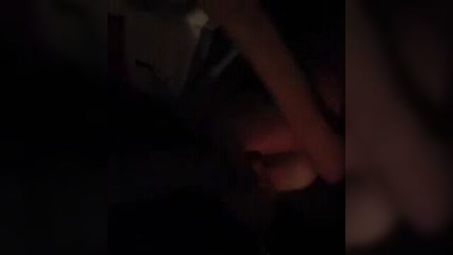 Лапают бухую телку на вписке