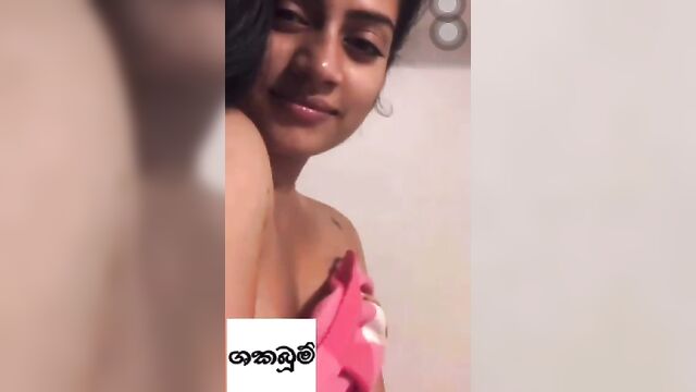 A hot video call with a srilankan babe who loves to leak