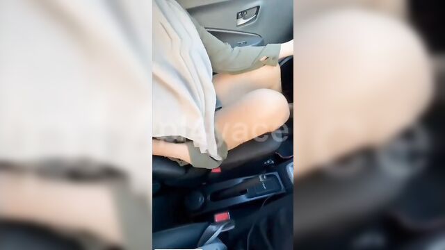 A tudung clad babe getting fucked in a car is way too hot