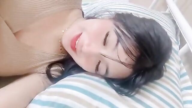 Singaporean slut ellie gets fingered and comes in a classy style