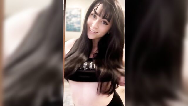 The goth girl jamiuwu drops her big tits with an amazing bounce