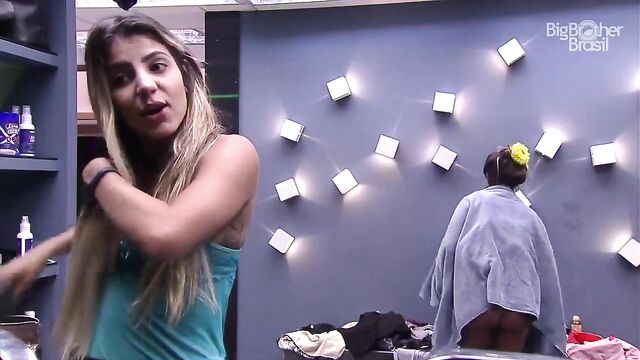 Famosa carol peixinho gets naked on brazilian reality tv show bbb19