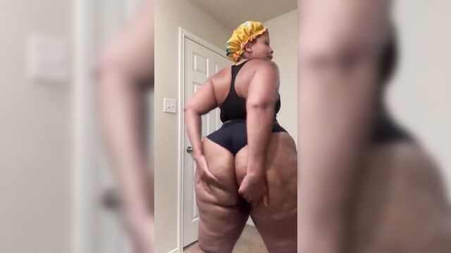 Phat ass ebony girl claps her bubble butt