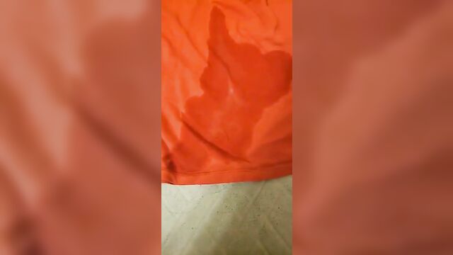A girl makes a cumming and squirting mess on her bed