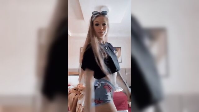 A super gostosa brazilian babe dancing twerking with amazing ass