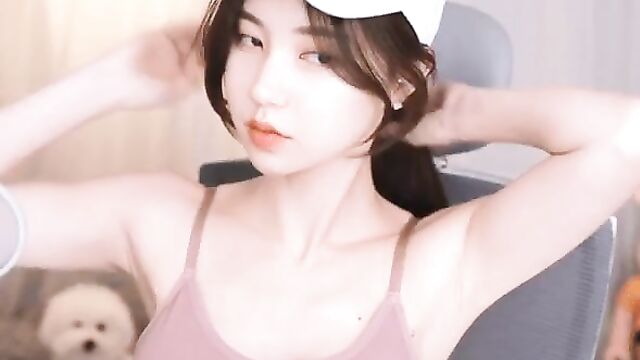 A pretty k-pop girl does sexy dance and spreads her legs ??