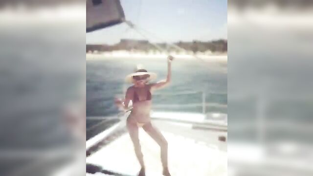Cute actress sarah hyland gets naked for fun