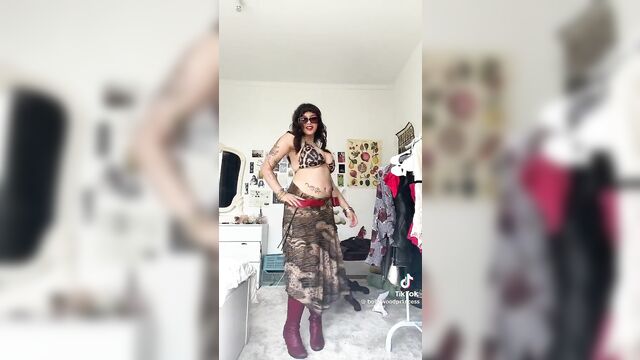 Tiktok baddie gyal with big ass and huge tits