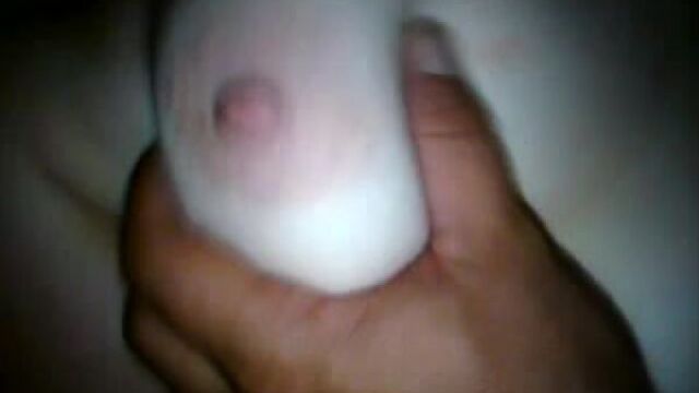 Лапает за сиську