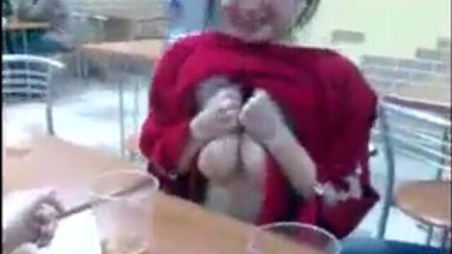 Показывает сиськи в кафе