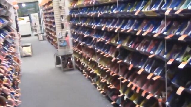 Показала сиськи в магазине и отсосала в машине