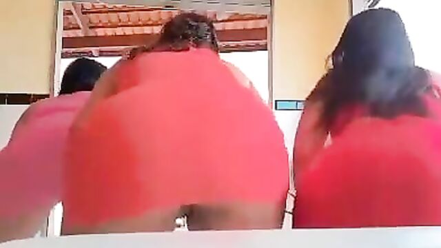 A very hot woman took a bath and had a great orgasm in the tub
