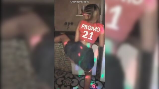 I love twerking in public with my pussy exposed