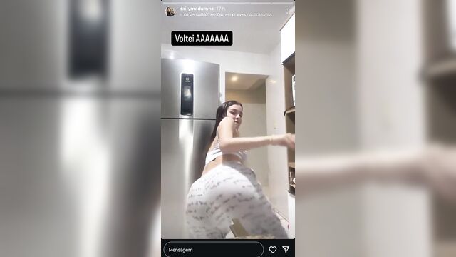 A safada peituda rebolando dança funk com muita tesão
