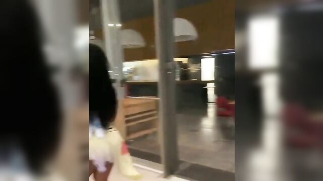 A chinese woman massaged her man’s cock with her pussy