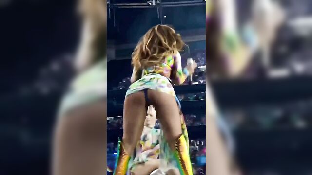 Ebony hottie has an amazing big ass that you should see