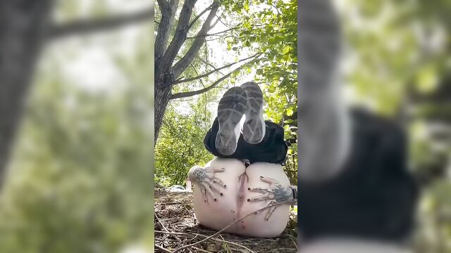 Thicc ass hole winking and spreading in public flashing