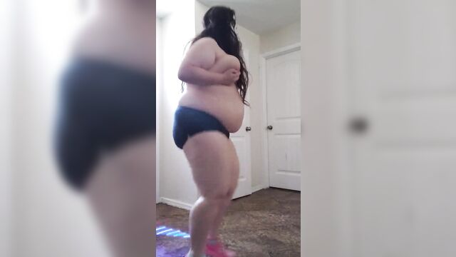 Jiggle fat ass during jumping exercise with bbw