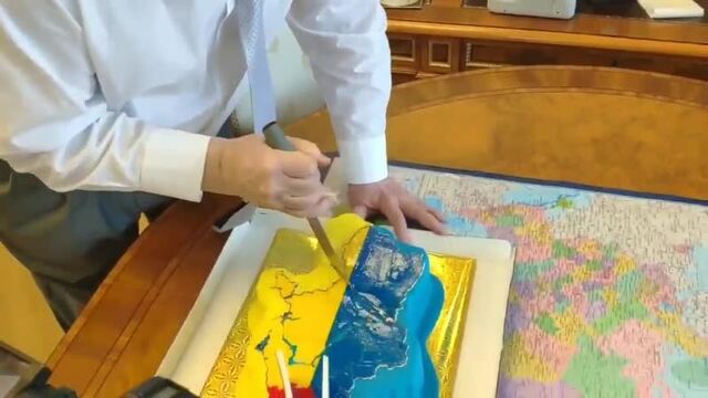 Жириновский режет торт в виде украины — подарок на др от скабеевой