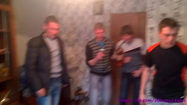 Типичное быдло-пати / девушка описалась во время заигрывания с парнями