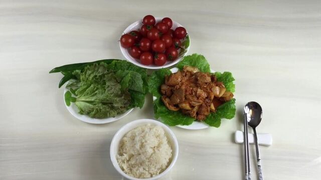 Кимчи (чимчи) жареная со свининой. настоящая корейская кухня. kimchi (chimchi) fried with pork. a real korean cuisine.