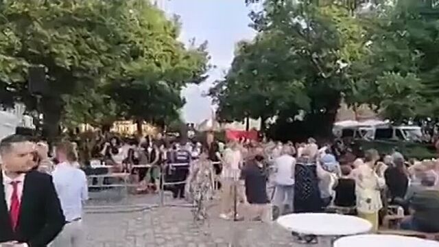 Канцлера германии олафа шольца освистали во время его выступления в городе нойруппин федеральной земли бранденбург. "демонстра