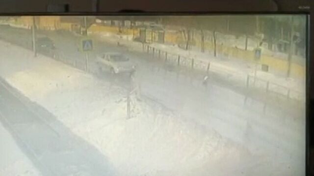 В асбесте форд сбил пенсионера на пешеходном переходе. слабонервным не смотреть!