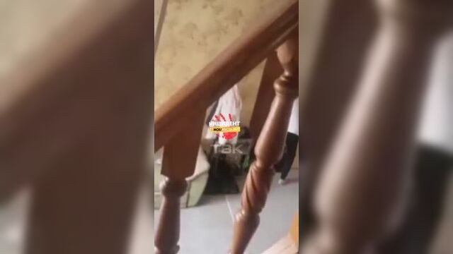 В омске отец швырял детей лицом об пол и пинал ногами по голове.mp4