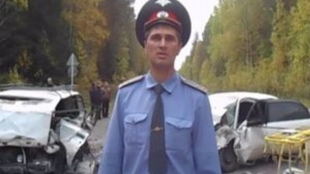 По вине участкового из екатеринбурга погиб человек. накануне на 62-ом километре трассы первоуральск-шаля сотрудник полиции не справился с управлением, выехал на полосу встречного движения и столкнулся с вазом четвертой модели. а после задел еще один автом