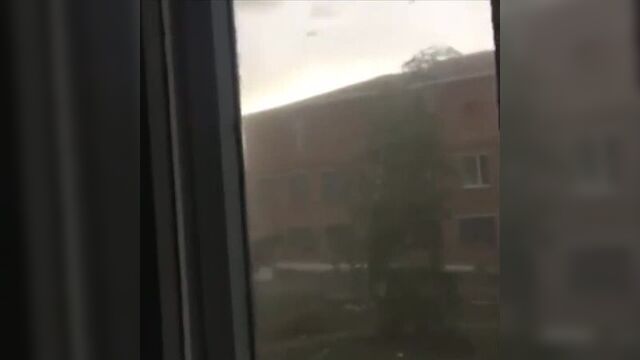 В туве сильнейший ураган: сносит крыши домов, машины и обрывает опоры и линии электропередач.