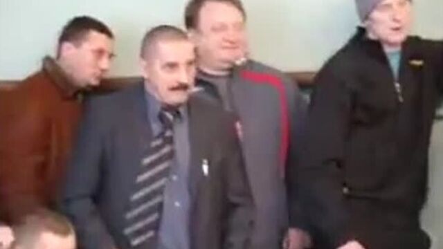 Отец болеет за сына на турнире по боксу