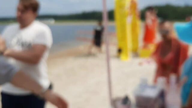 Литл биг угощает мороженым