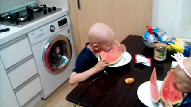 Илюша с райаночкой едят арбуз