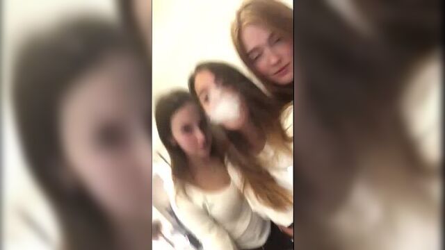 Liseli kızlar birbirini öpüyor