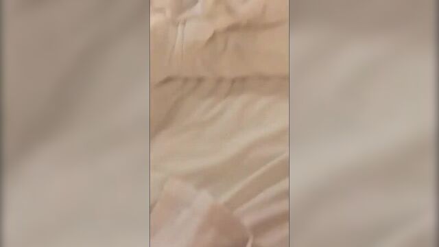 Genç melisa yatağın üstünde çılgınlarca dans ediyor