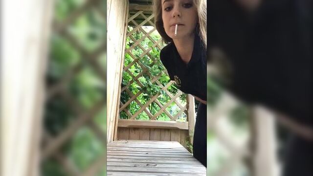 Sigara i̇çerken soyunuyor