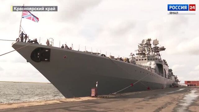 В порту дудинки выстроилась очередь из желающих попасть на экскурсию по судам северного флота