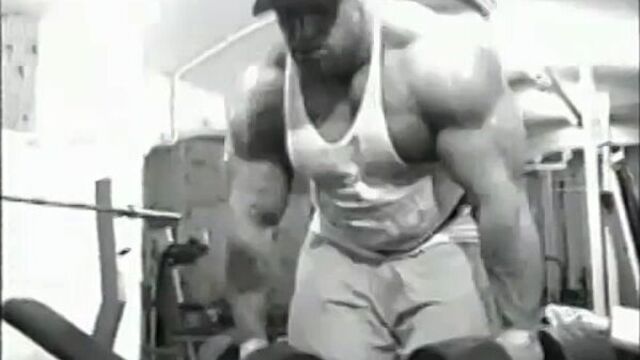 Дориан ятс позирование