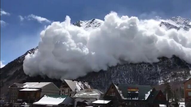 Лавина в приэльбрусье(чегет) напугала иностранцев. adventerra