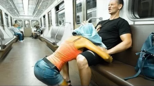 Смотреть порно приставание в общественном транспорте