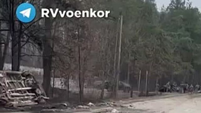 Танк в упор растрелял укрошистов ! видимо украинцы на блокпосту подумали, что это свои танкисты.как оказалось он и был свой