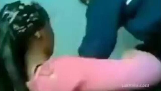 Türbanlı azeri kızı - - zorla sikiyor - kız istemedikce oglan rahat durmuyor.mp4