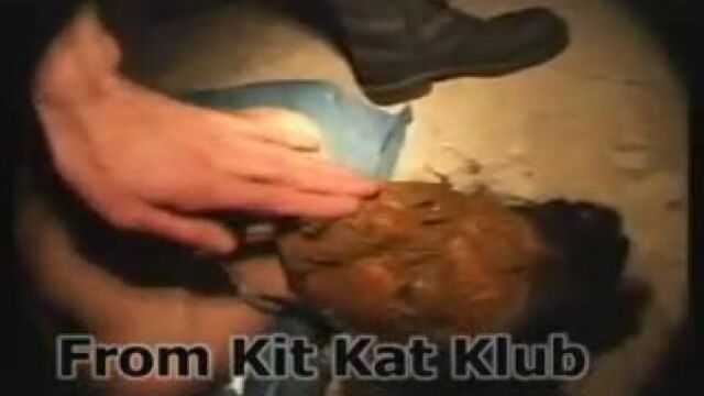 Мужик срет в рот девушке