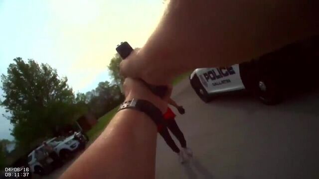 Коп в америке застрелил женщину, напавшую на него с топором. (06.04.2016)