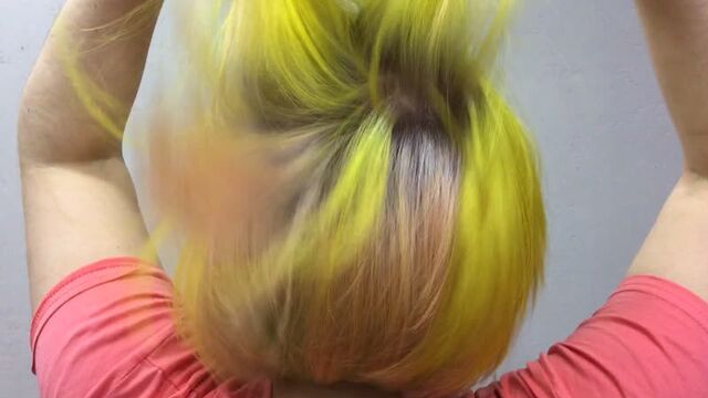 Цветное окрашивание со скрытой радугой.