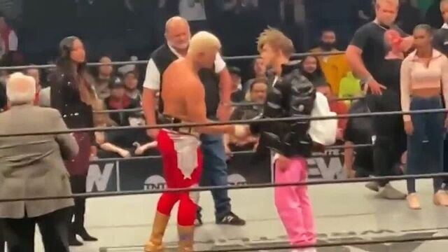 Хук дал пощечину коди после rampage (25/12/2021)