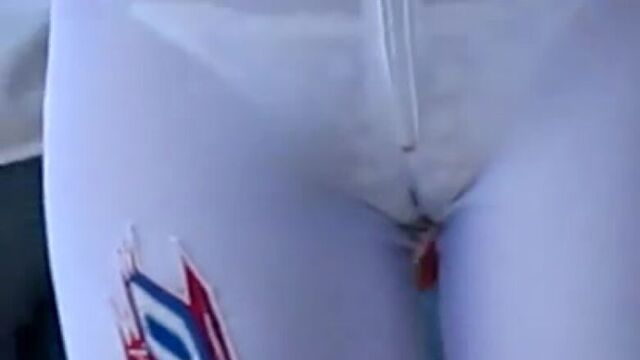 Верблюжья лапка (camel toe) в белых трусиках