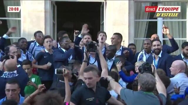 Сборная франции поет песню в честь нголо канте