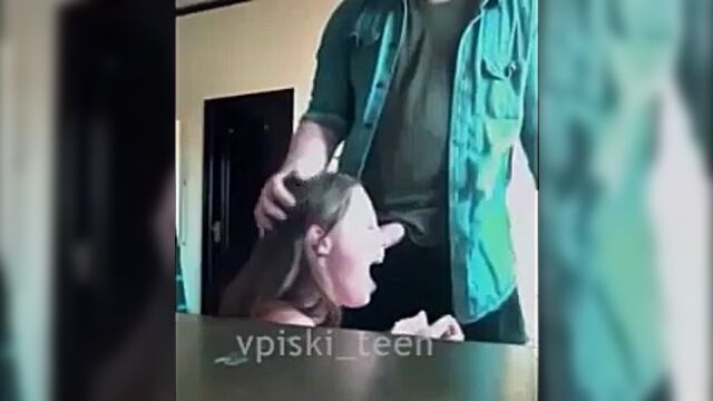 Сочная молодая сестра друга сделала сюрприз, и дала первому кто вошел в комнату